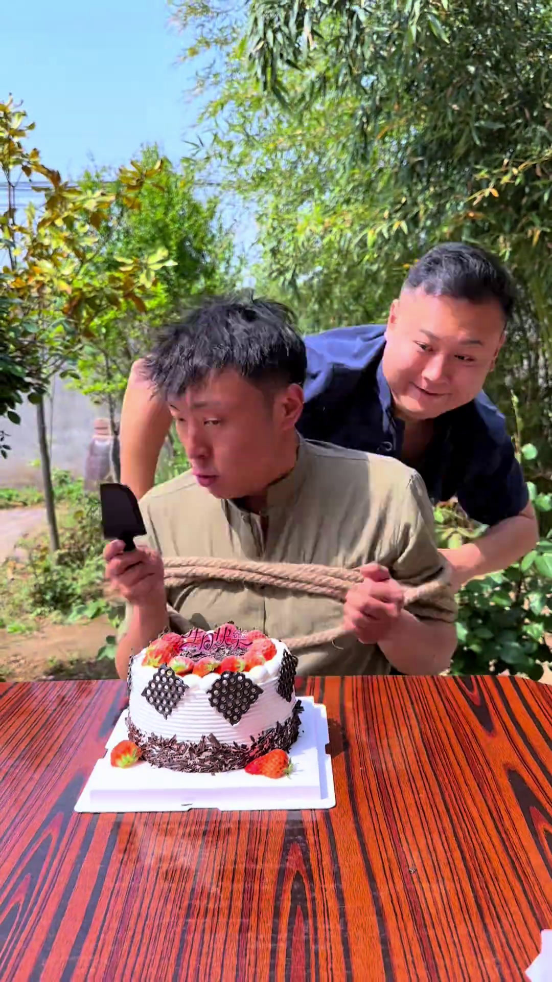 想吃我的生日蛋糕,你俩怕还嫩点