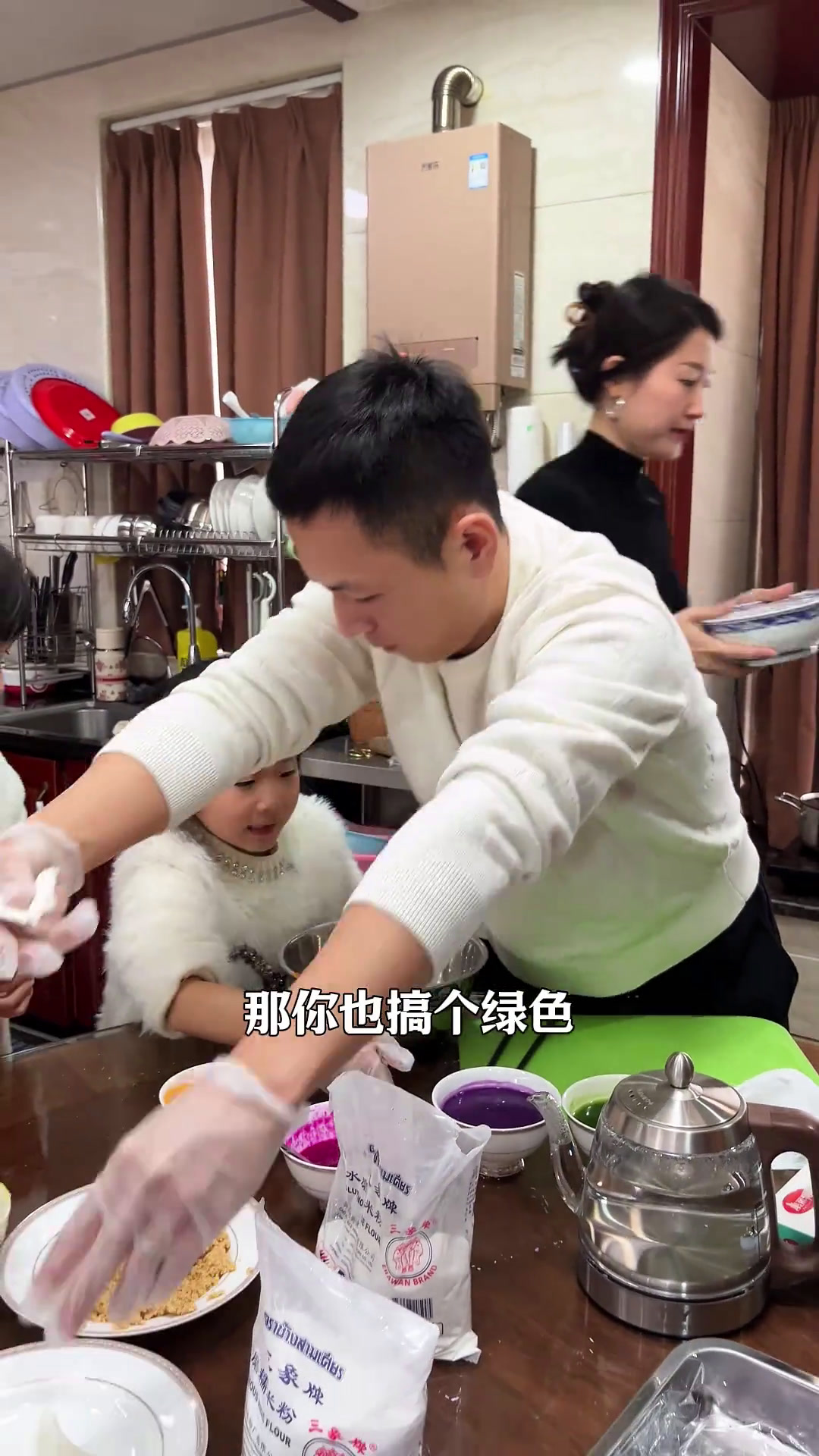 元宵节,带小朋友自制手工汤圆跟全家人一起吃,愿大家都团团圆圆