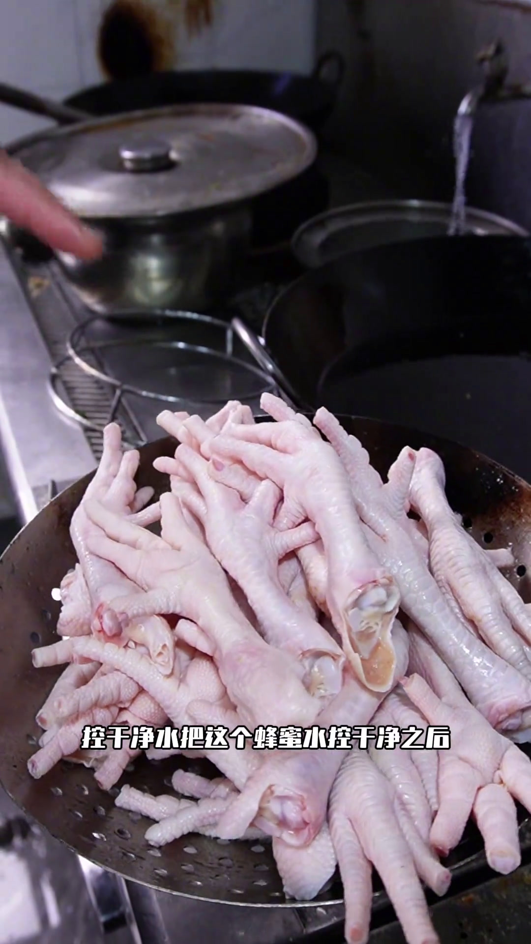 虎皮鸡爪制作流程,狠受欢迎的一个小凉菜