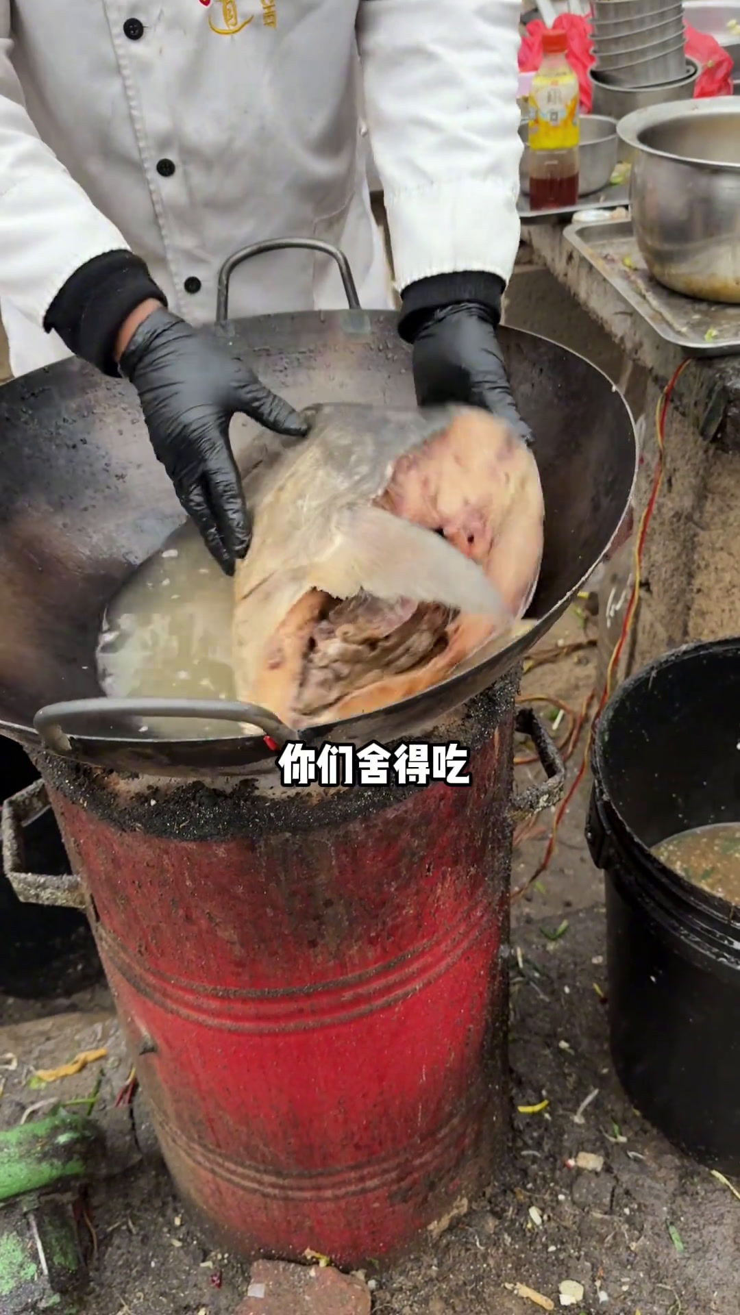 山东大集330卖了一个几百年的 三文鱼头做了个麻辣大鱼头