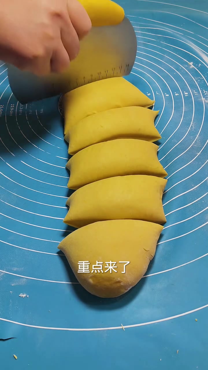 南瓜开花馒头蓬松暄软油光铮亮口感微甜各个开花,做法简单,喜欢的姐妹抓紧做起来吧