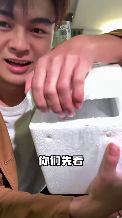 巨骨舌鱼长得实在太快,一两个月长得超大,必须安排新鱼缸!