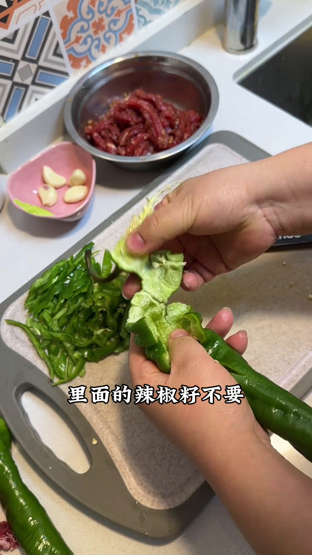 你们赶紧去做这个青椒肉丝炒面,香迷糊了