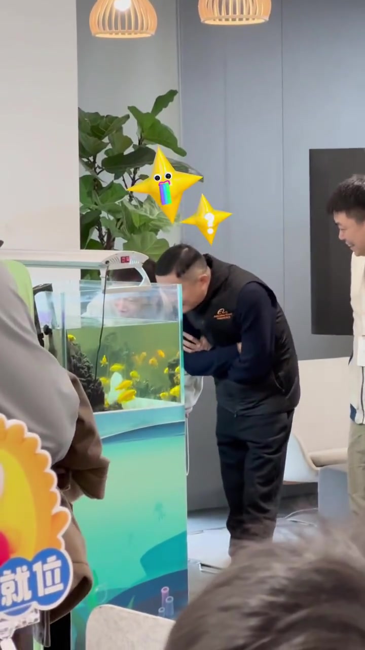 2025刚开年,马云最近很忙啊,刚在阿里总部考察闲鱼,转眼又到盒马长沙门店参观,线上线下都