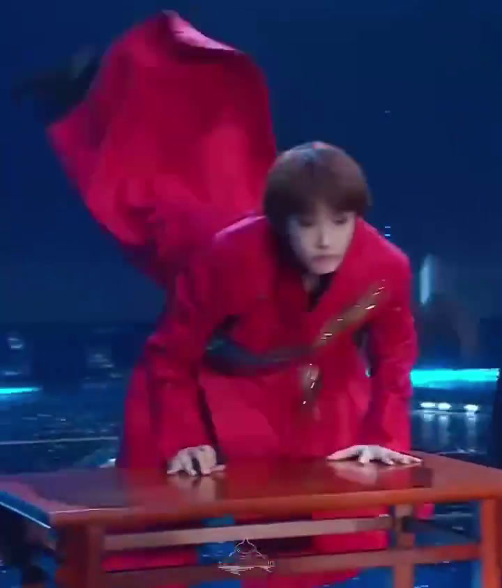 二巡来咯!宇宙诗人演唱会期待期待!水墨风的海报设计很唯美哇,质感别太好噜!流动又浪漫的宇宙