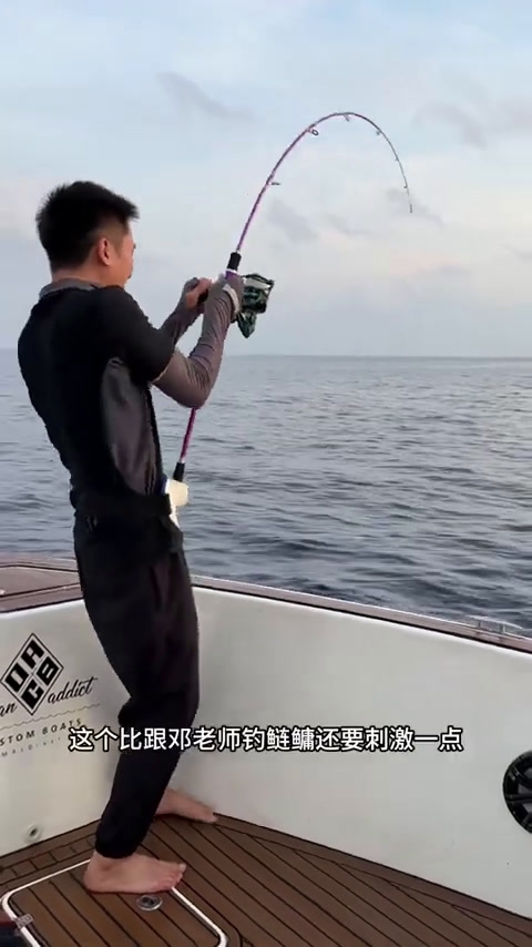 第一次在海里钓鱼太刺激了,我意识到金枪鱼的自由反应视频。(2)