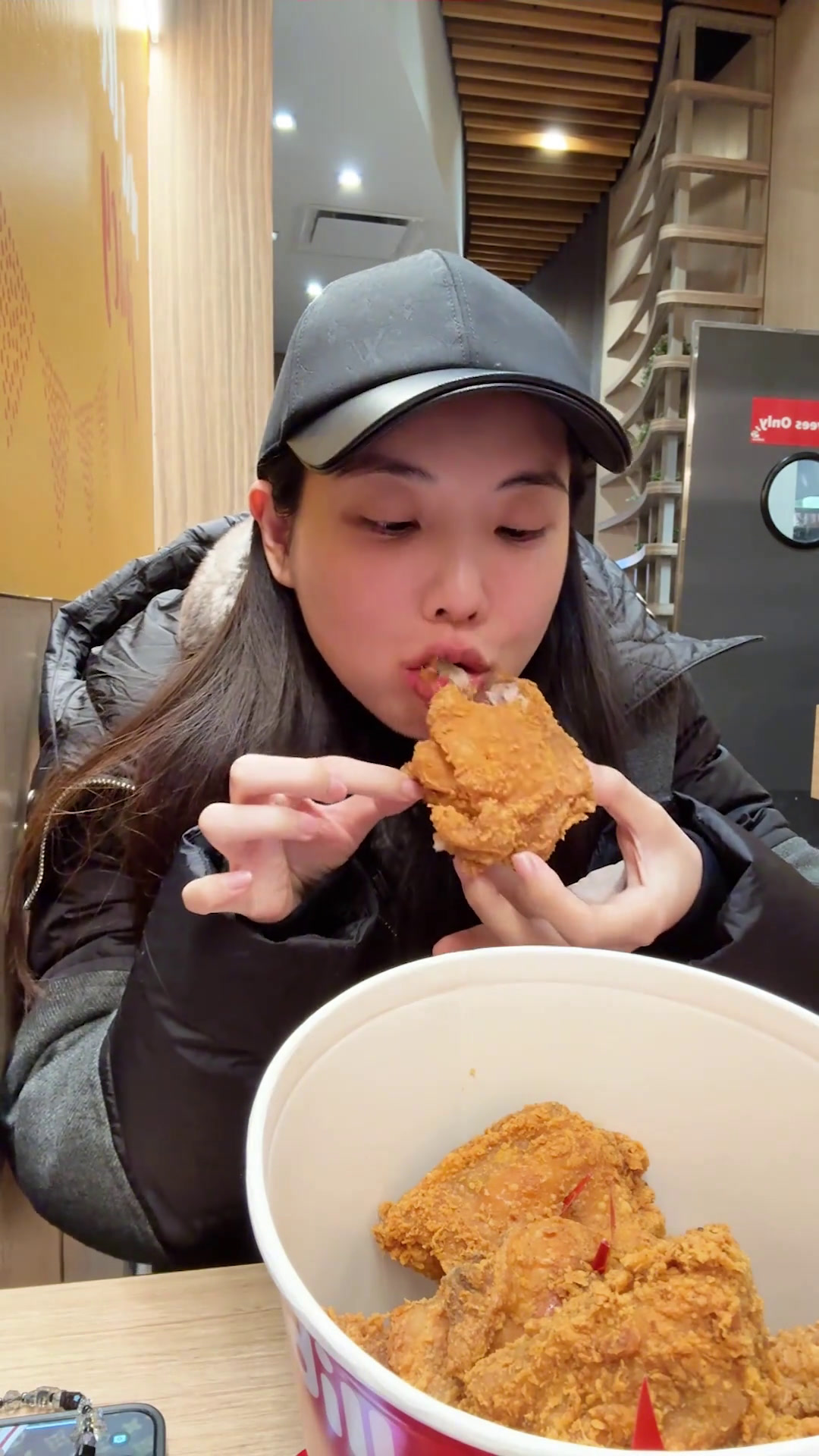 深夜的快乐怎么少的了,香脆的炸鸡配汉堡～