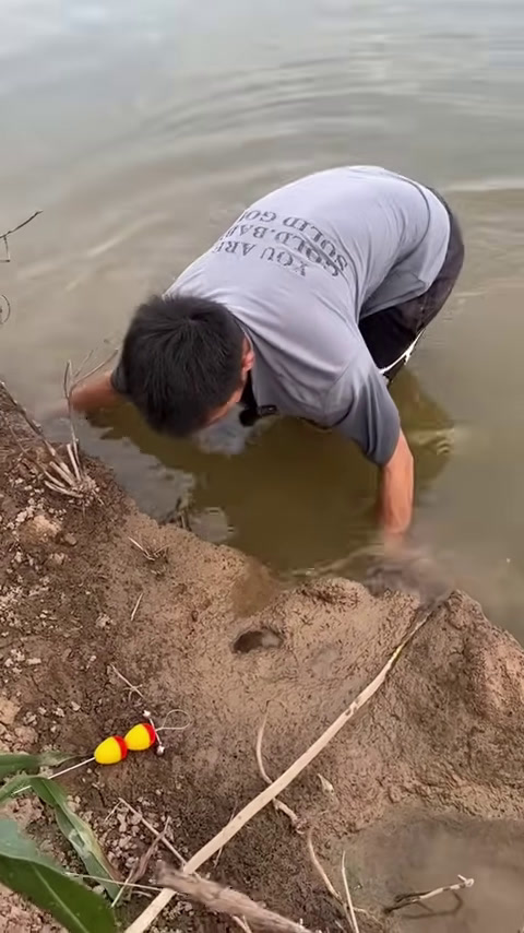 如果你在抓鳗鱼的时候遇到一个有纹身的人,你该怎么办?,,我的意思是如果(2)