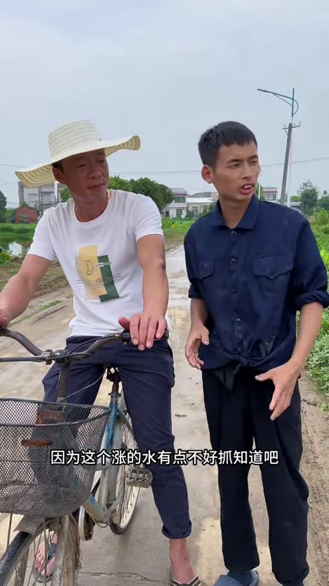 池塘里的鳗鱼越来越大,我甚至钓到了一条金色的。(1)