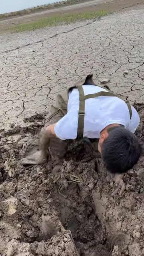 700块包下湖区的一块百亩干塘抓鳝鱼,不知道是赔还是赚!(2)