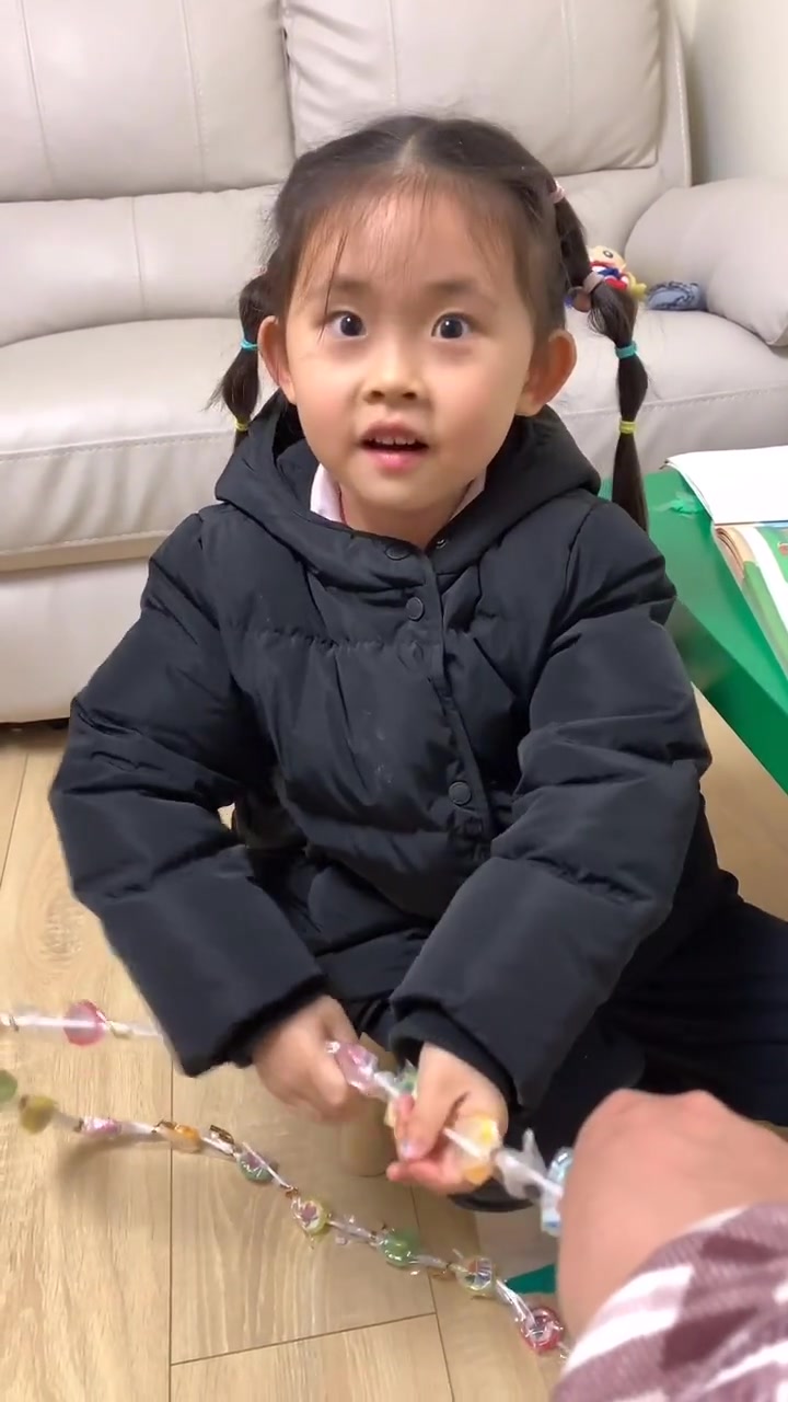 小朋友的快乐就是这么单纯,我闺女表情怎么跟别人不同呢?感觉像惊吓还带个斗鸡眼