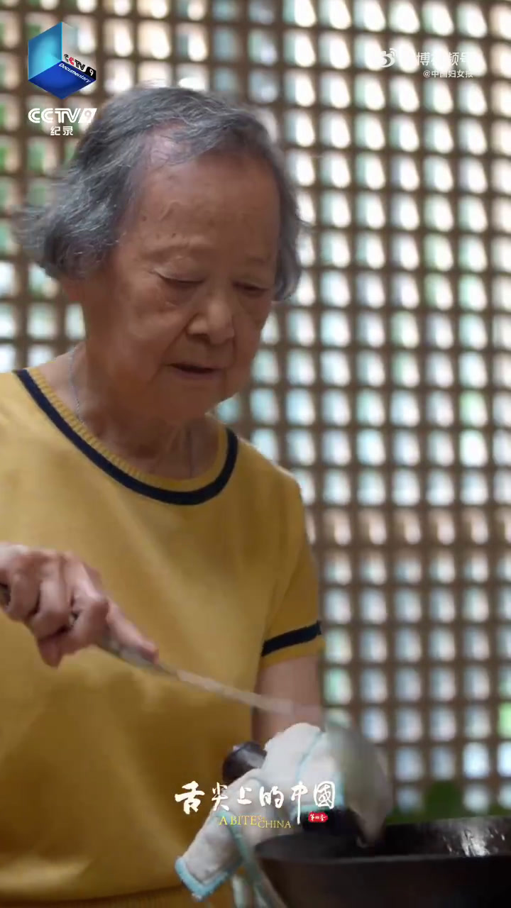 84岁的胡丽妹已有60多年的从厨经历,做起拿手招牌菜糟熘鱼片时,功力依然不减当年。网友:宝