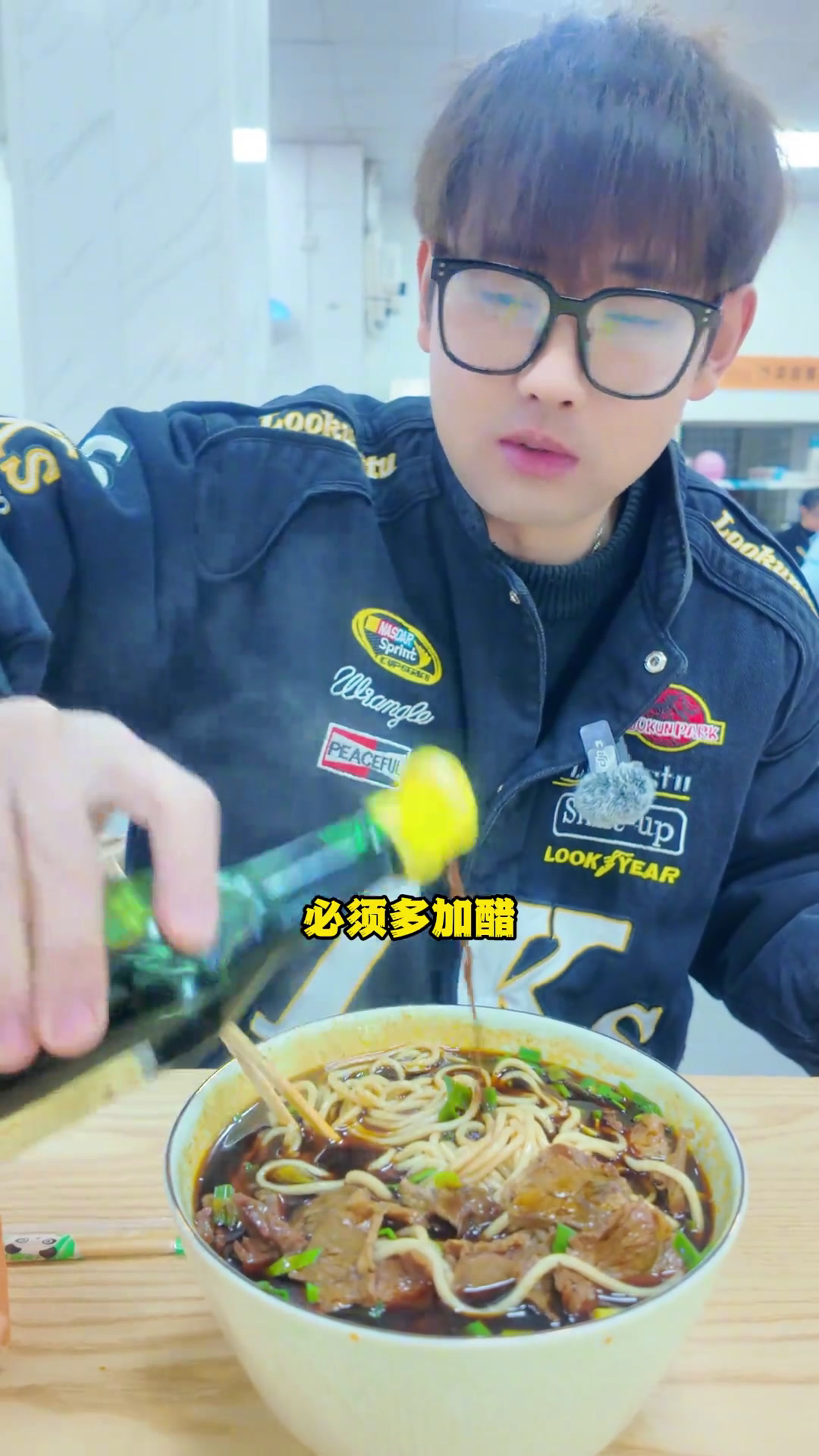 胖东来的面条浇上湖南粉的红汤和牛肉!可以媲美中国前几大牛肉面