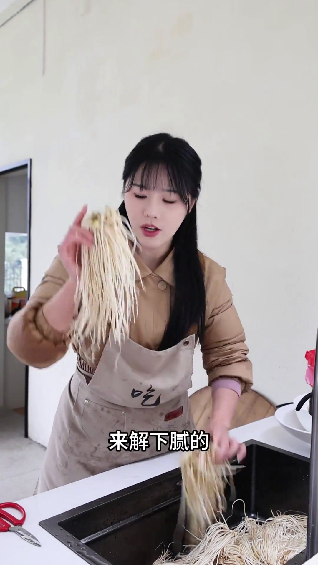 过年大鱼大肉吃腻了,小喻儿用丕菜根做了一道瓦味鸡脚