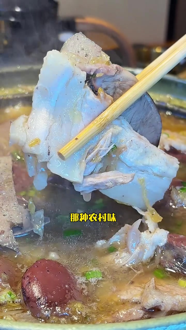 这一口下去,直接回东北农村老家啦～酸菜血肠杀猪菜,各种东北特色,连蘸酱菜都贼地道