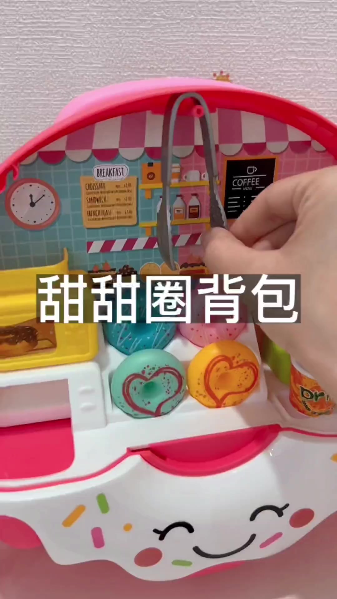 这个甜甜圈背包打开就是一小超市,带去哪都方便