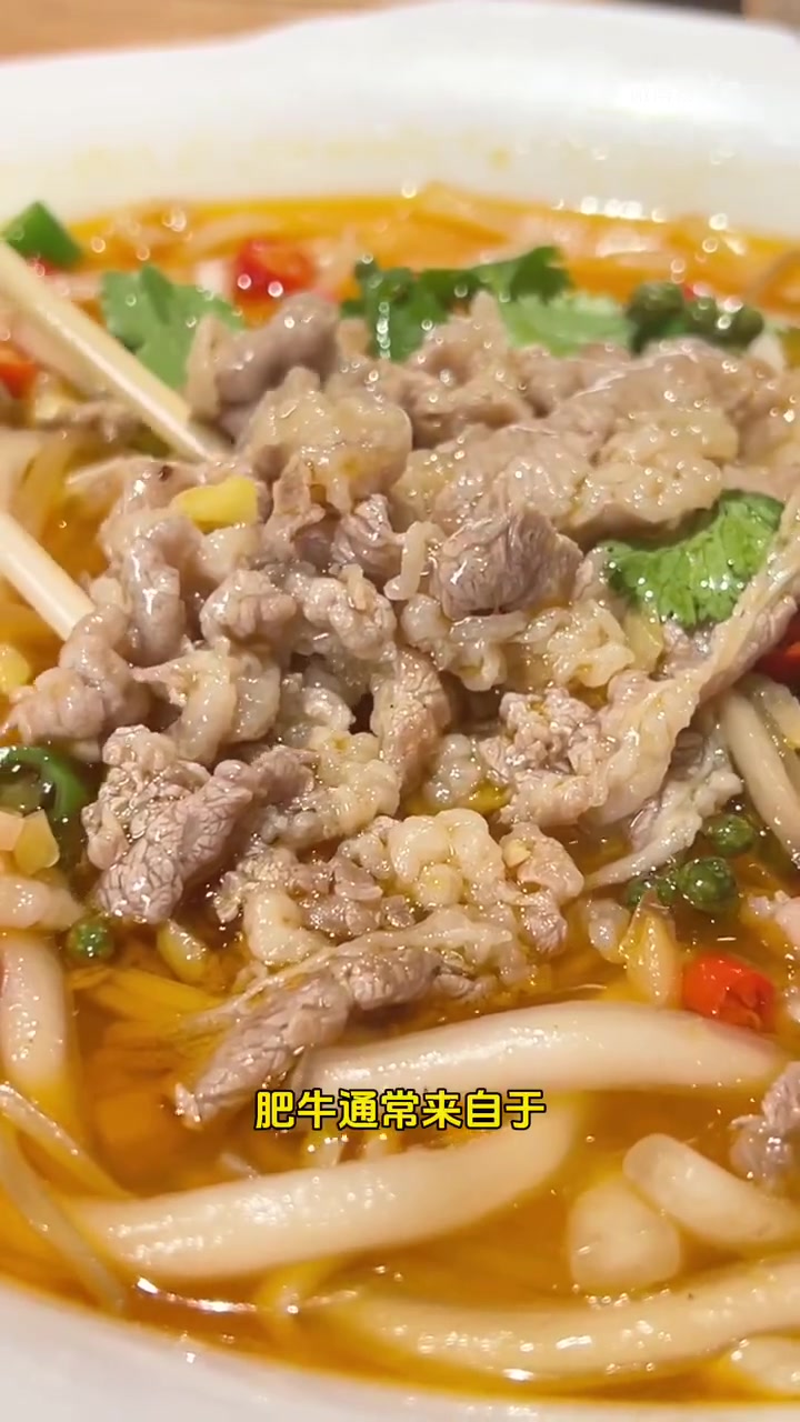 「看饿了~薄薄一片肥牛学问倒不少」肥牛通常来自牛脊背、腰内侧、后腰、肩胛肉等部位,通过不同