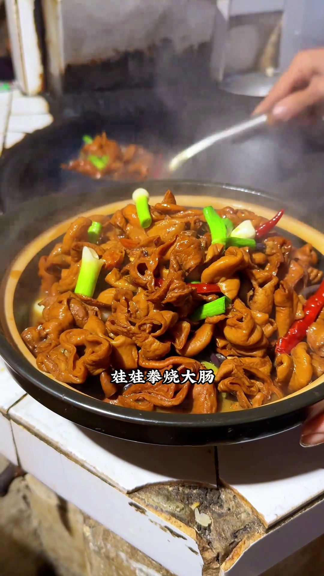 同事来家做客,爸爸杀鸡宰鸭,我妈也张罗了一桌家常菜招待