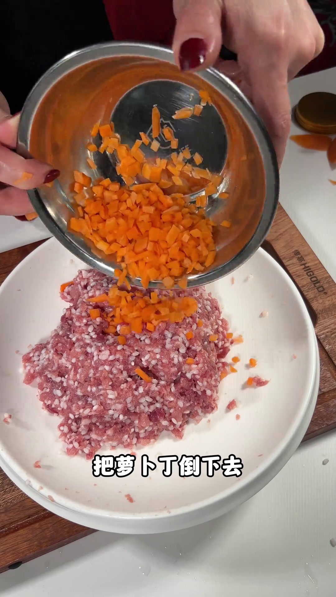 糯米肉丸子:今天用糯米和肉末做一道好吃的糯米丸子
