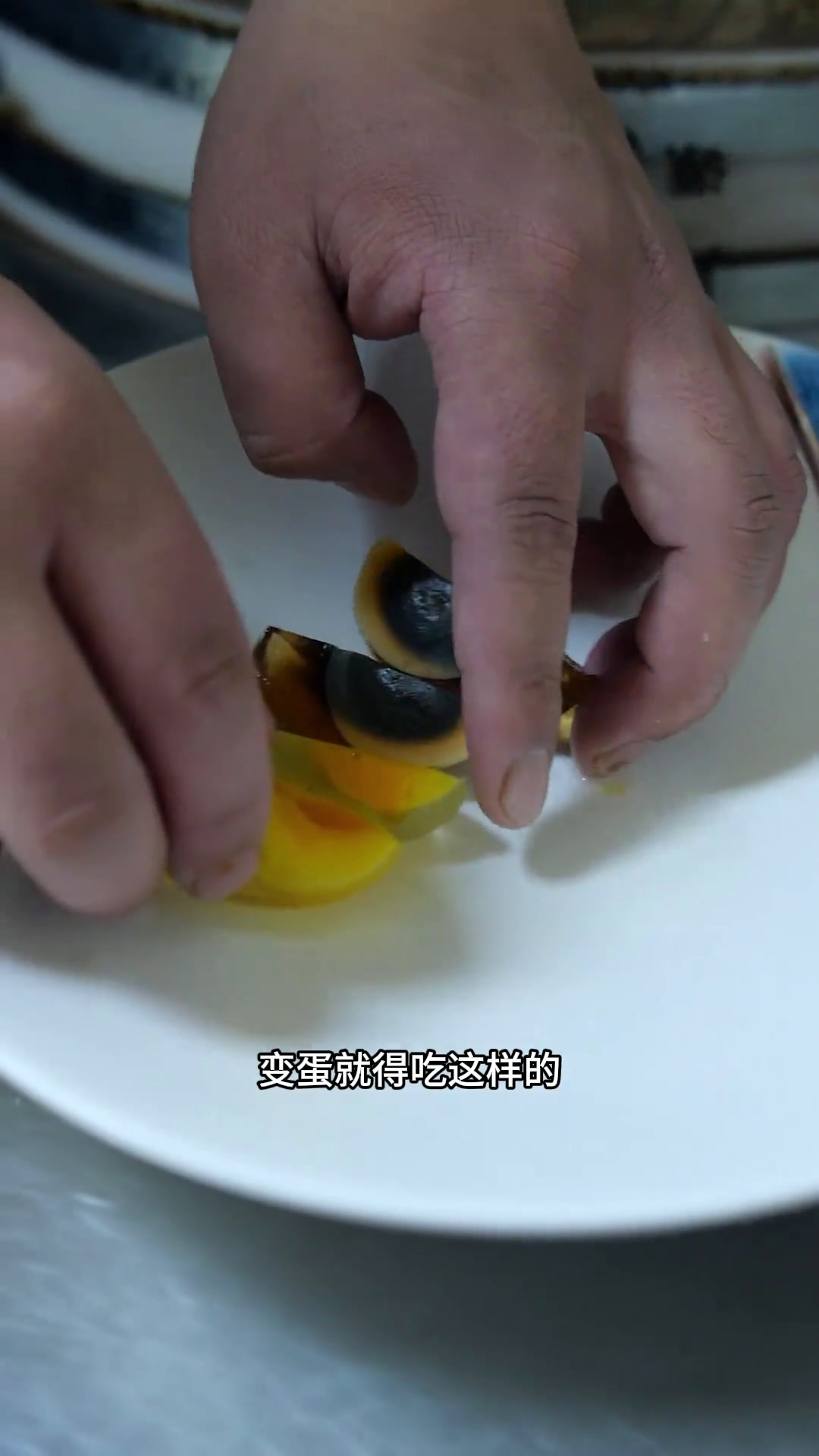 徐州老味经典凉菜 青椒皮蛋,家里面只有油炸就可以了