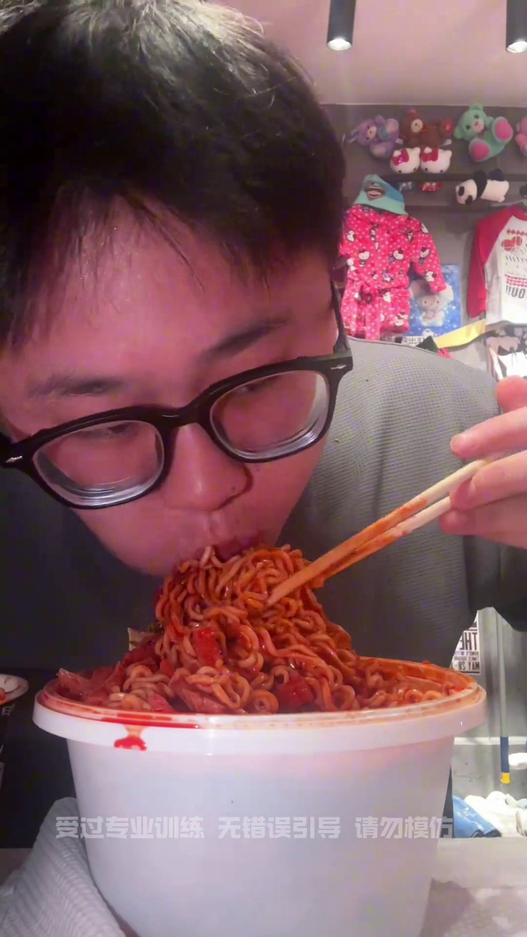 饿了吧!听我的曹氏鸭脖配五包缺牙齿加一包火鸡面刚刚好!