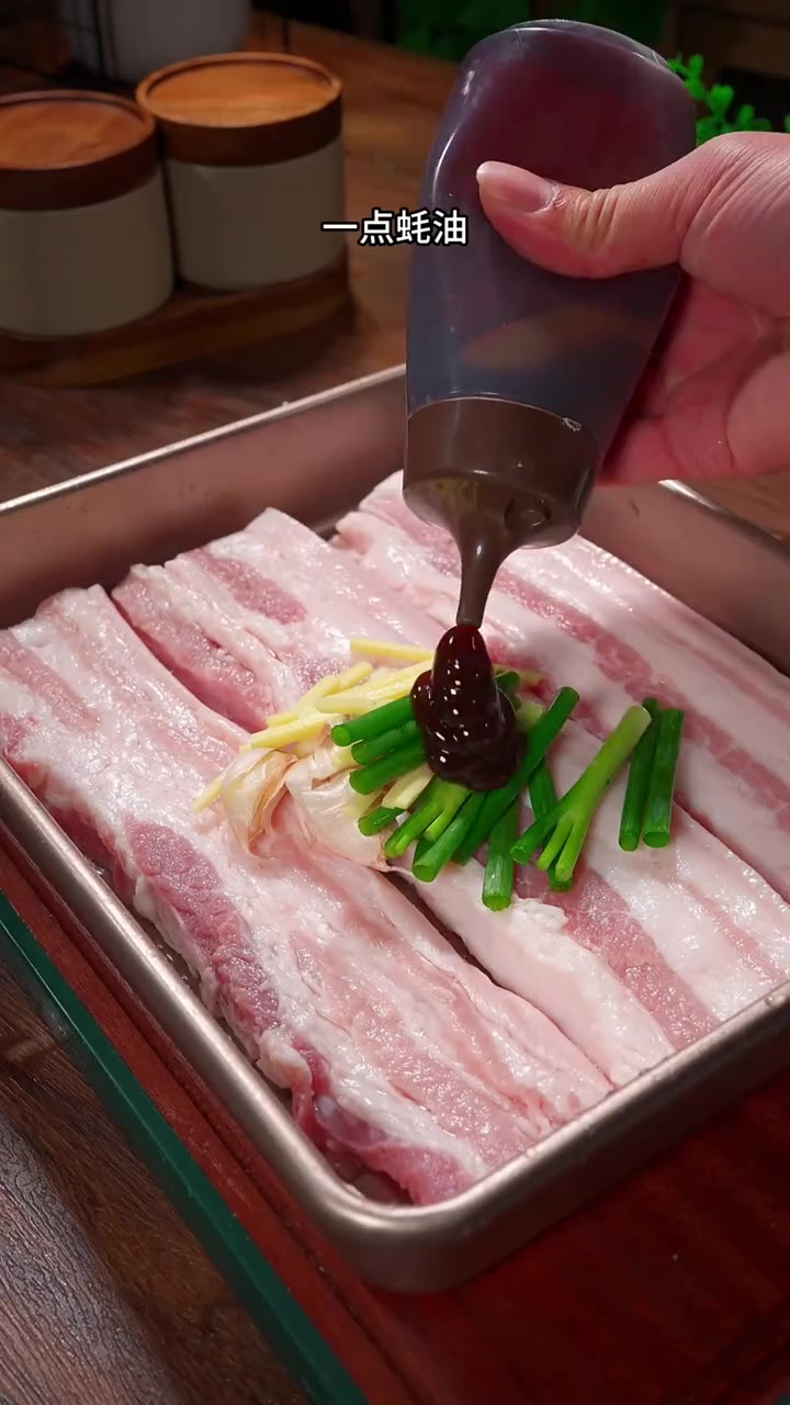 把五花肉放进啤酒里泡一泡,就能做出比饭店还好吃的脆皮五花肉,焦香酥脆好吃不腻,做法还特别简