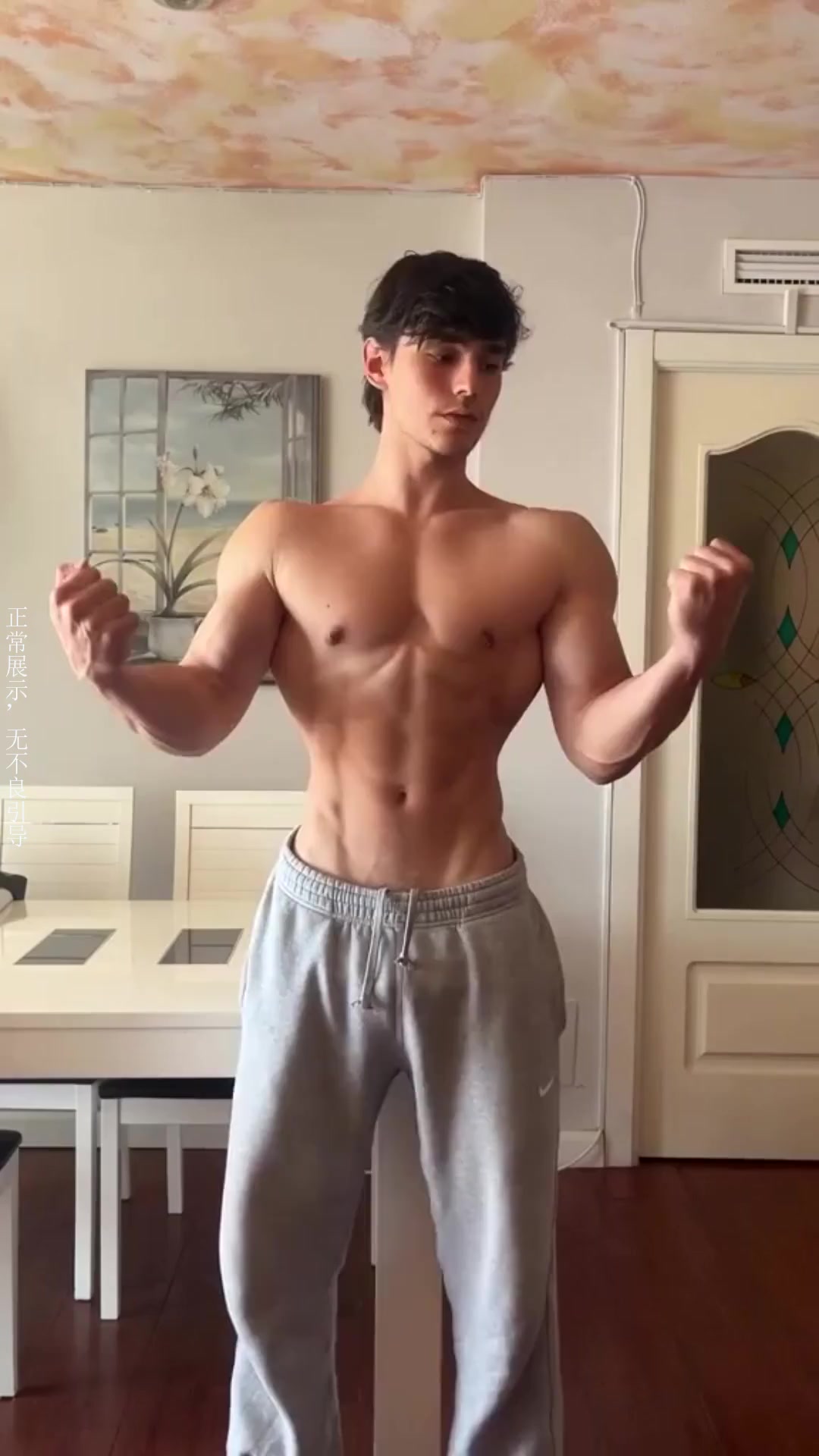 《手机掉缝里?肌肉男の万能捞机臂》