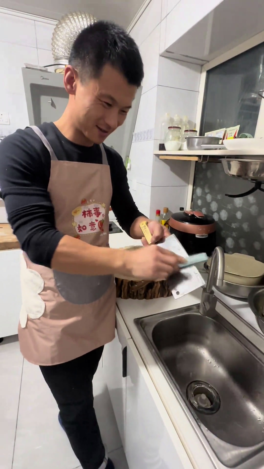 准备点早餐蒸两锅包子速冻,顺便炸点料油还可以炒菜用