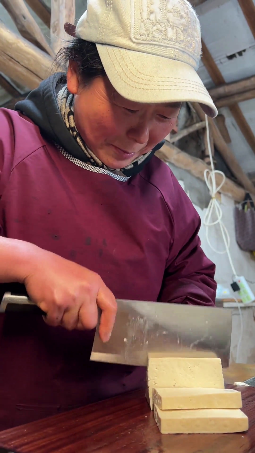 开饭啦!今天的饭菜都是我爱吃的。尤其是这一盘茄汁腐竹牛肉煲