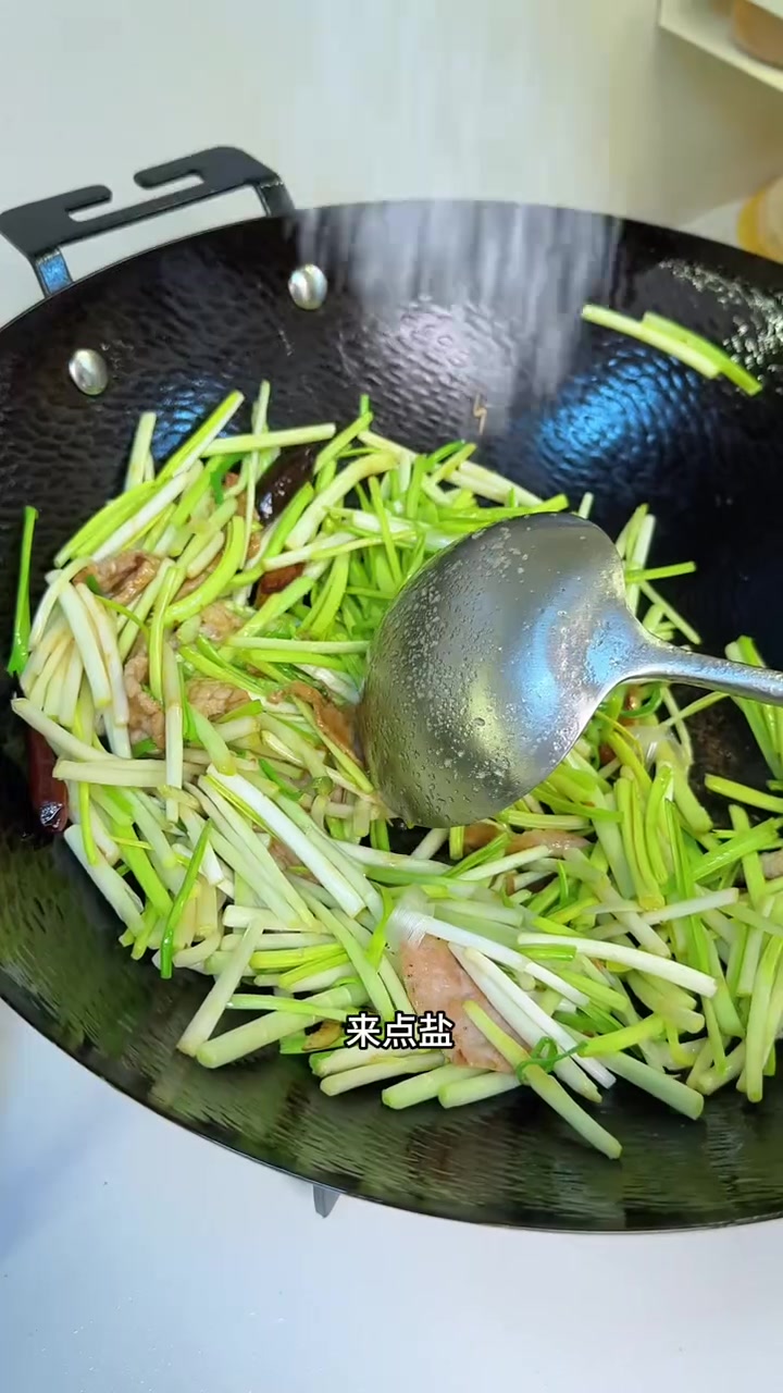 简单的家常菜,只要掌握好方法炒出来真的很好吃!趁着老四来我家,我特意准备了豆芽和蒜苗让他跟