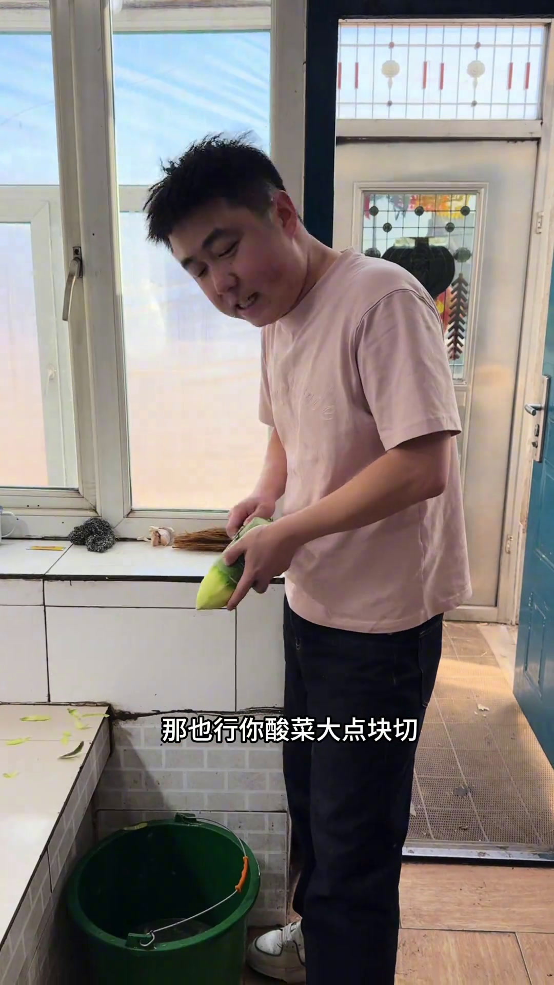 天热了捯腾酸菜缸,老妈做的酸菜馅大包子