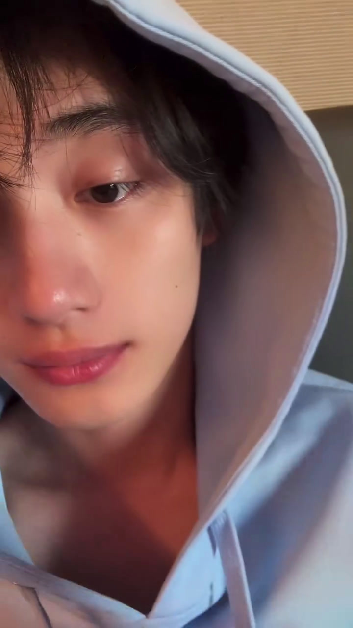 emmm 还行吧 晒黑了一点点哈哈哈哈在飞机上睡了好久好久,一点东西都没吃,有十多个小时吧