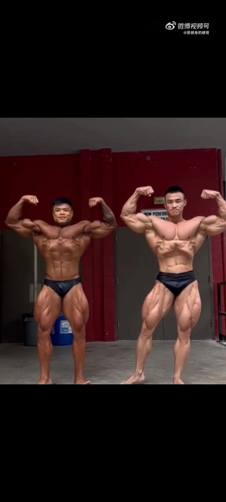 两大肌肉帅哥同台竞技健美,完美翘臀真得很亮眼,浑身荷尔蒙爆棚