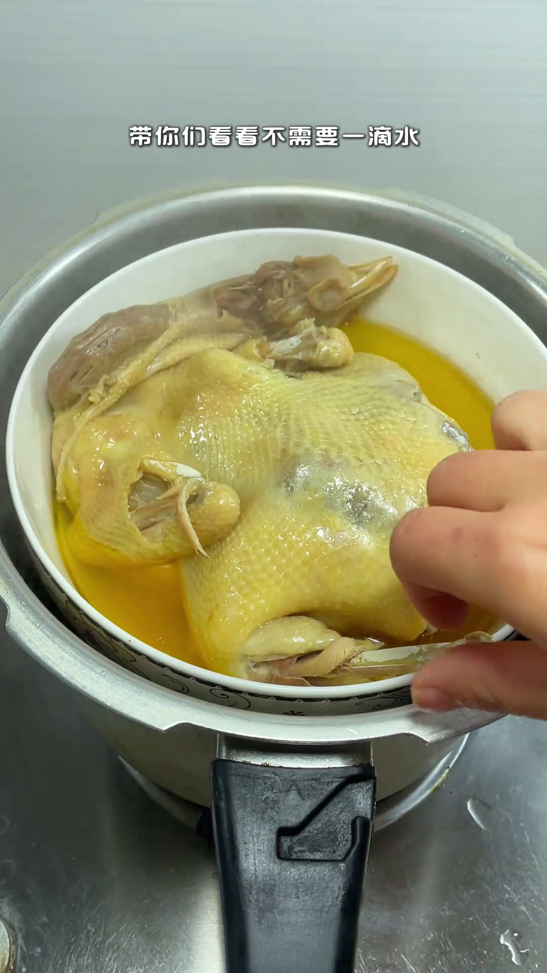 我们家一个月吃4次的清蒸土鸡,原汁原味,鸡肉鲜嫩多汁