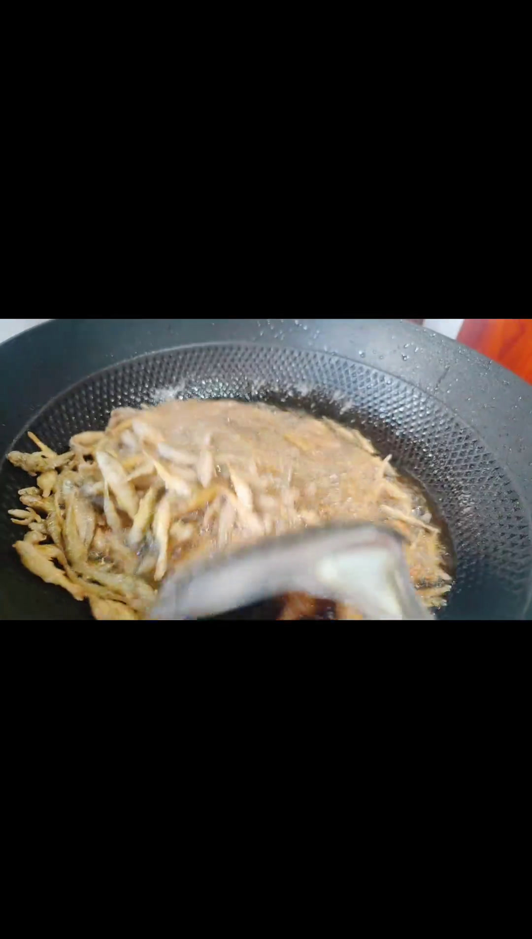 这个季节小河鱼最香,活蹦乱跳的小蚝根儿,贴几个饽饽一锅出