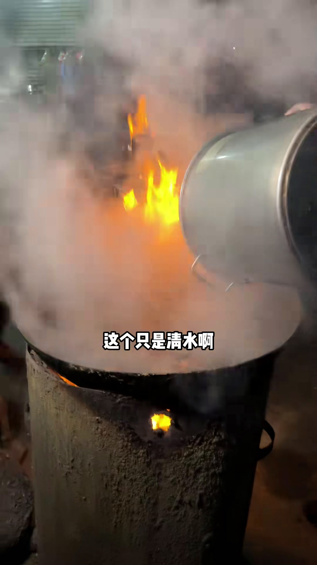 江苏盐城小镇,100斤白莲鱼,不去鳞先煎后炸,在捣成渣渣