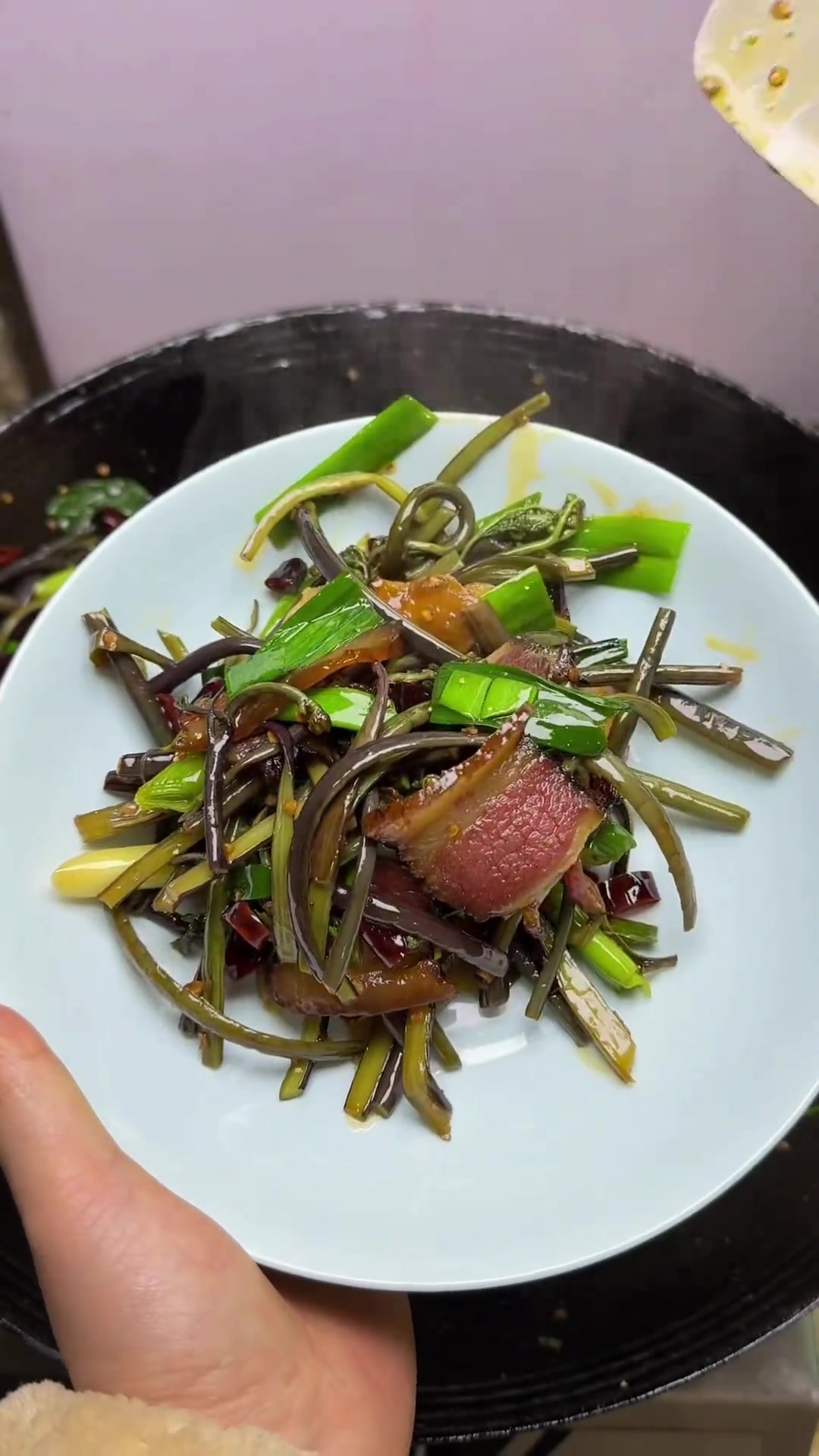 不敢想象,这锅蕨菜炒腊肉对贵州人的杀伤力有多大