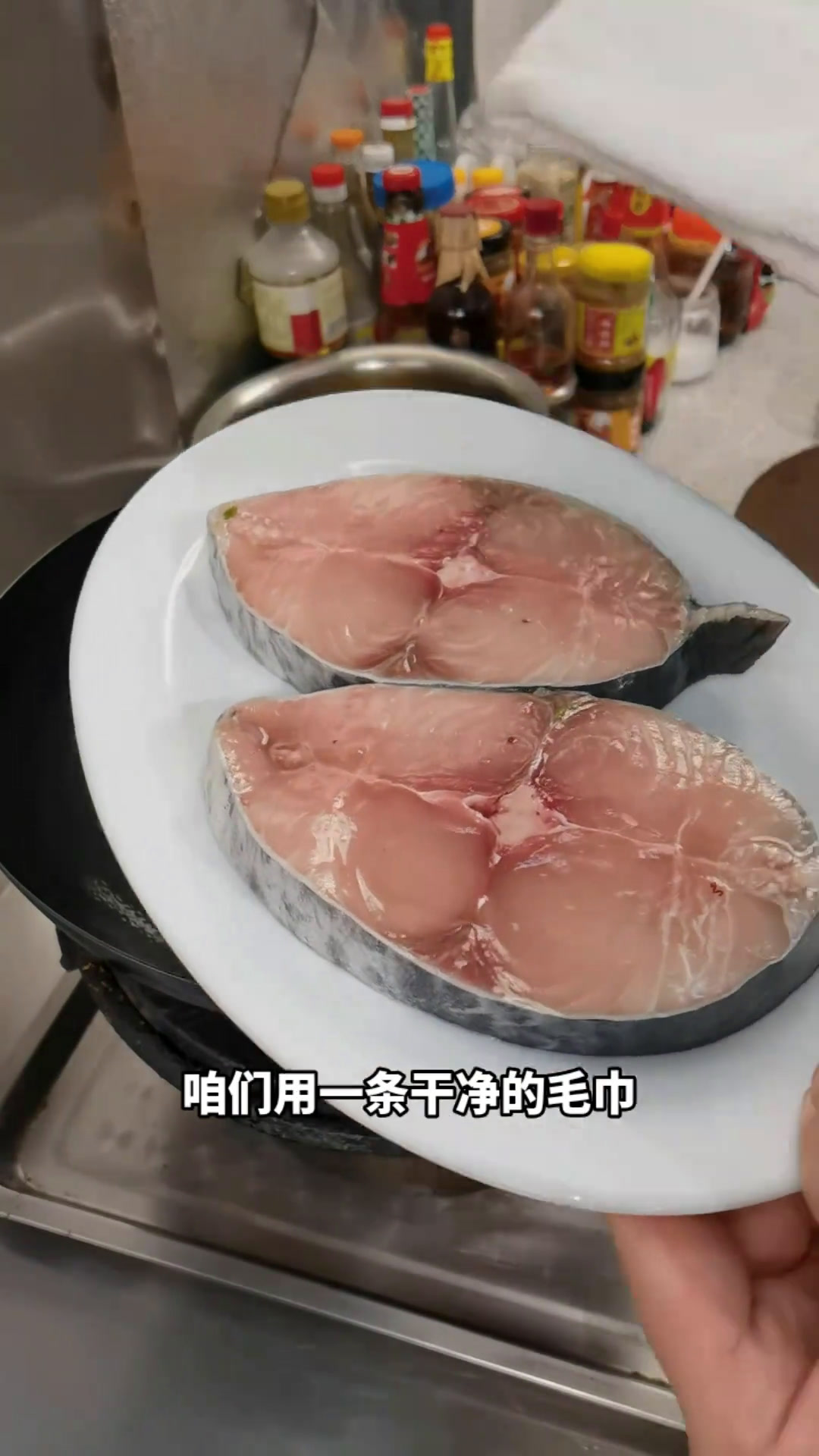 马鲛鱼先腌制一下,在两面煎香,下入酱油,配料,煮三分钟