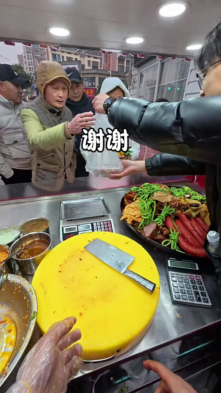 90后小伙在县城摆摊爱卤菜店第527天