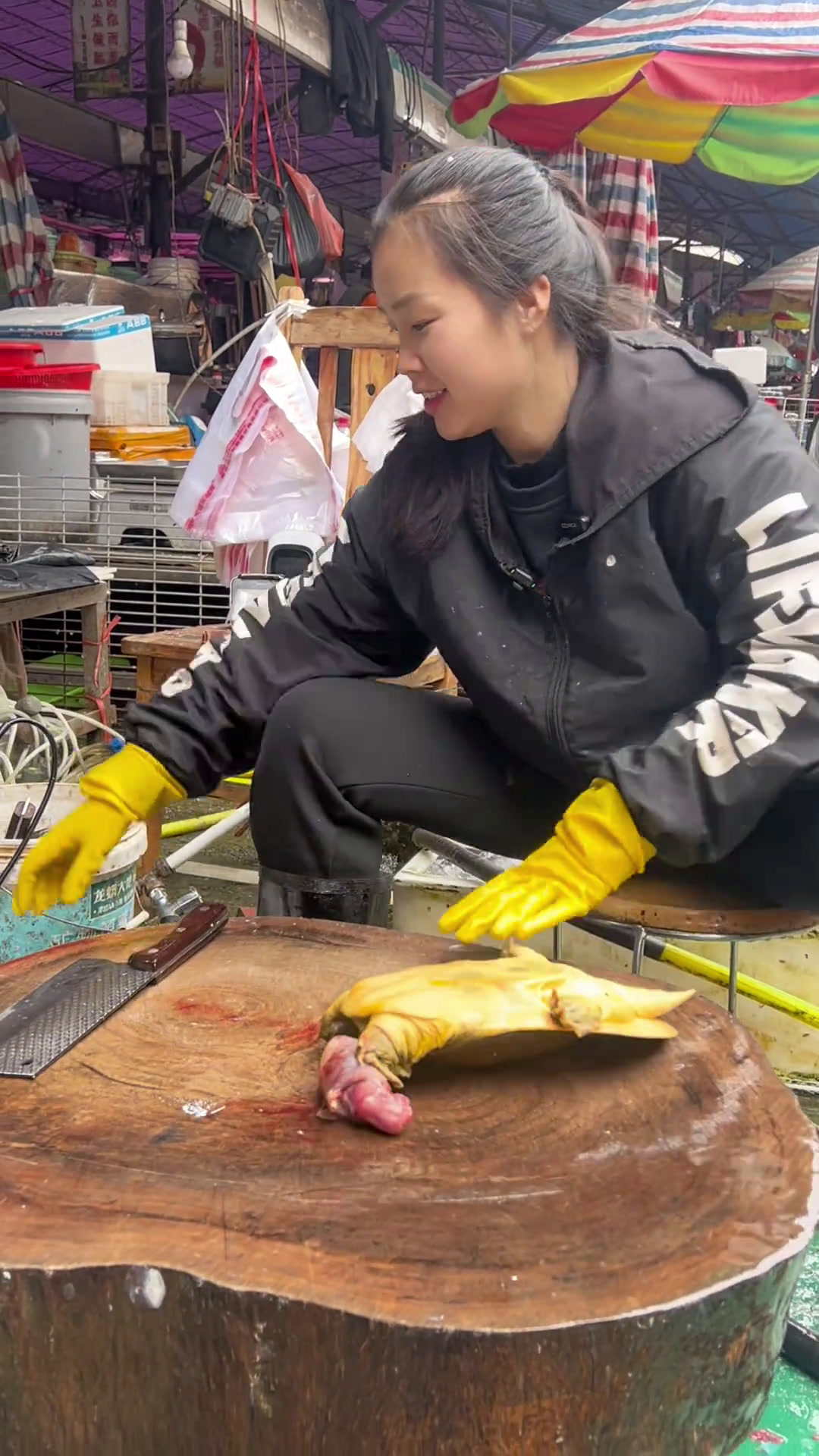 年轻小伙拿水鱼让我帮杀