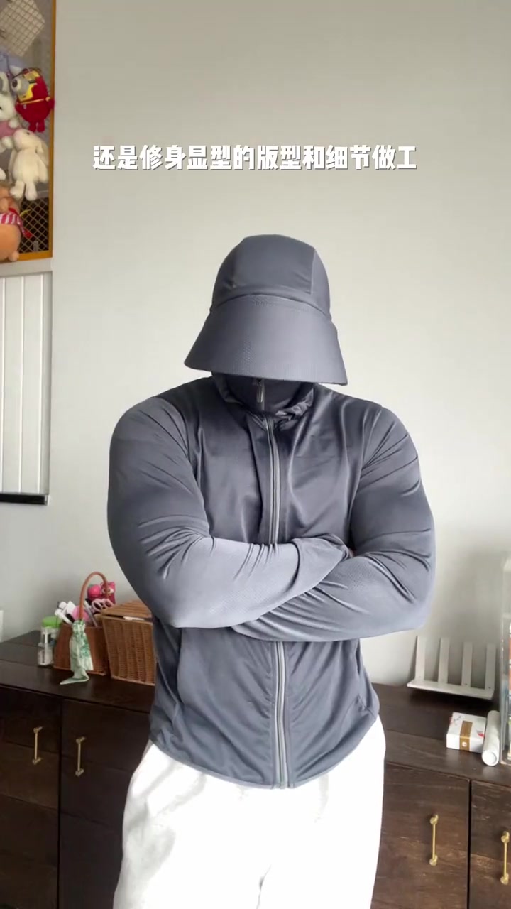 没想到肌肉男穿防晒衣可以这么帅,低调秀身材的夏日穿搭新思路