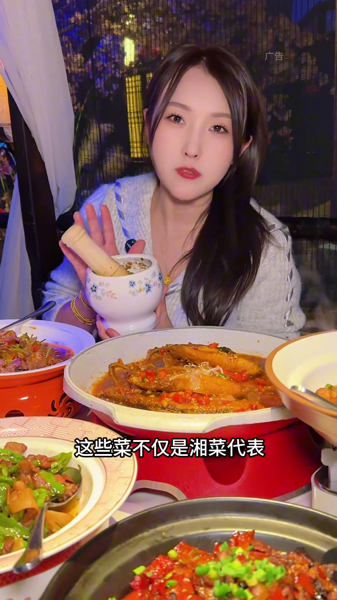 跟好友约着吃一顿香香辣辣的湘菜真过瘾!