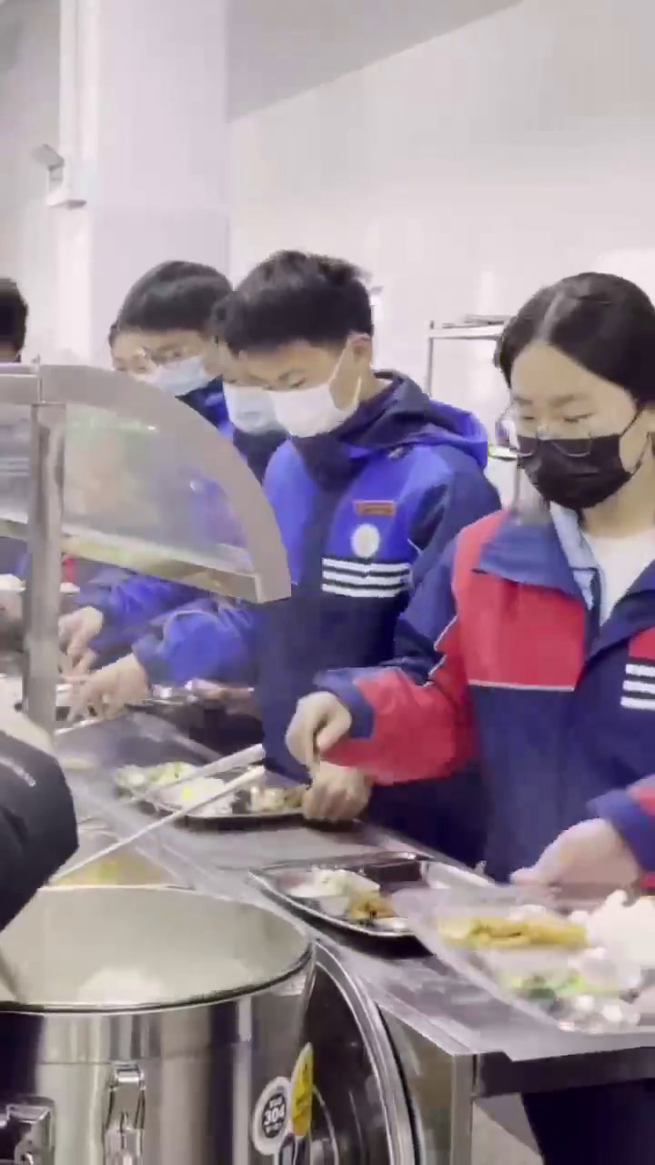 孩子们在学校里吃得怎么样,一直是家长关心的问题。新学期,关于学校食堂用餐的话题,又热了起来