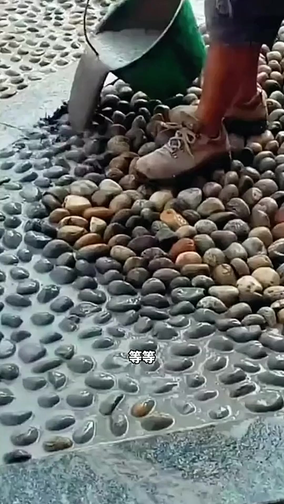 原来鹅卵石路,是这样铺设出来的