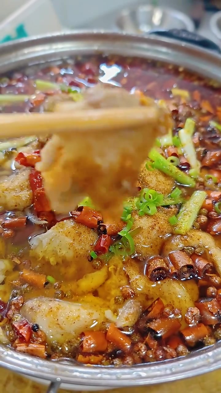 麻辣飘香水煮鱼 一点也不腻 鱼肉扣弹滑嫩 配菜更好吃 太香了