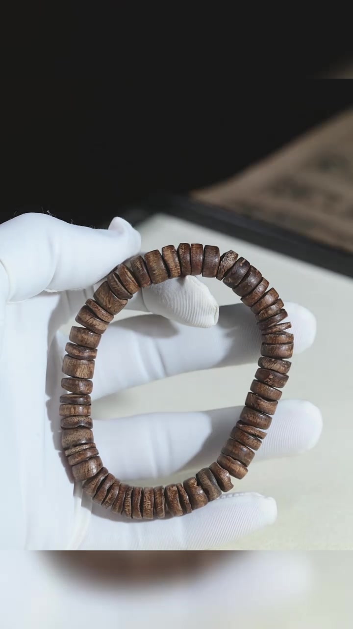 海南天然野包头沉香,卡9mm,重约7.7克,孤品,一物一拍,所见即所得。由于天然野沉香包头