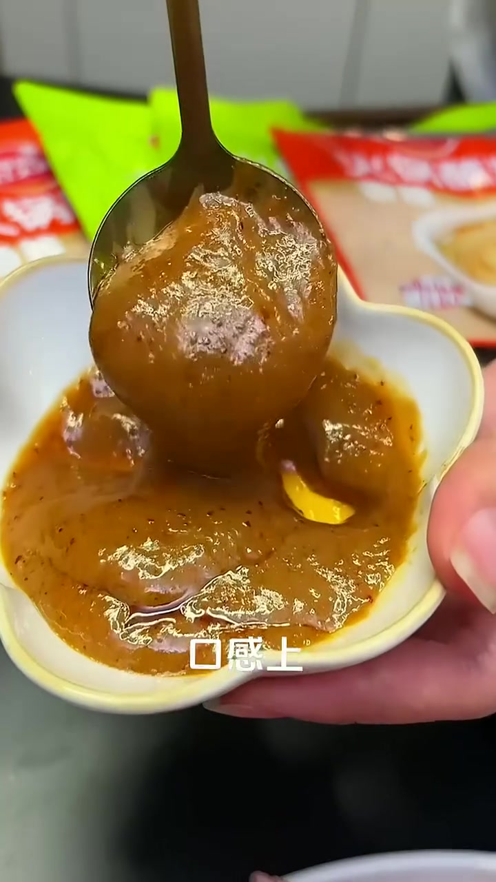 想要给同事的生日准备特别礼物?这款火锅蘸料制作的生日主题火锅蘸料,成为办公室里的甜蜜惊喜,