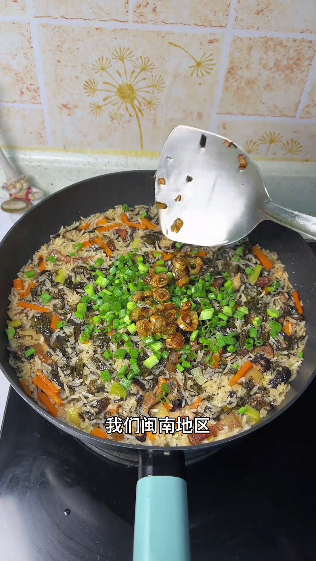 在我们闽南这边喜欢做各种咸饭,这个简单又好吃的紫菜焖饭