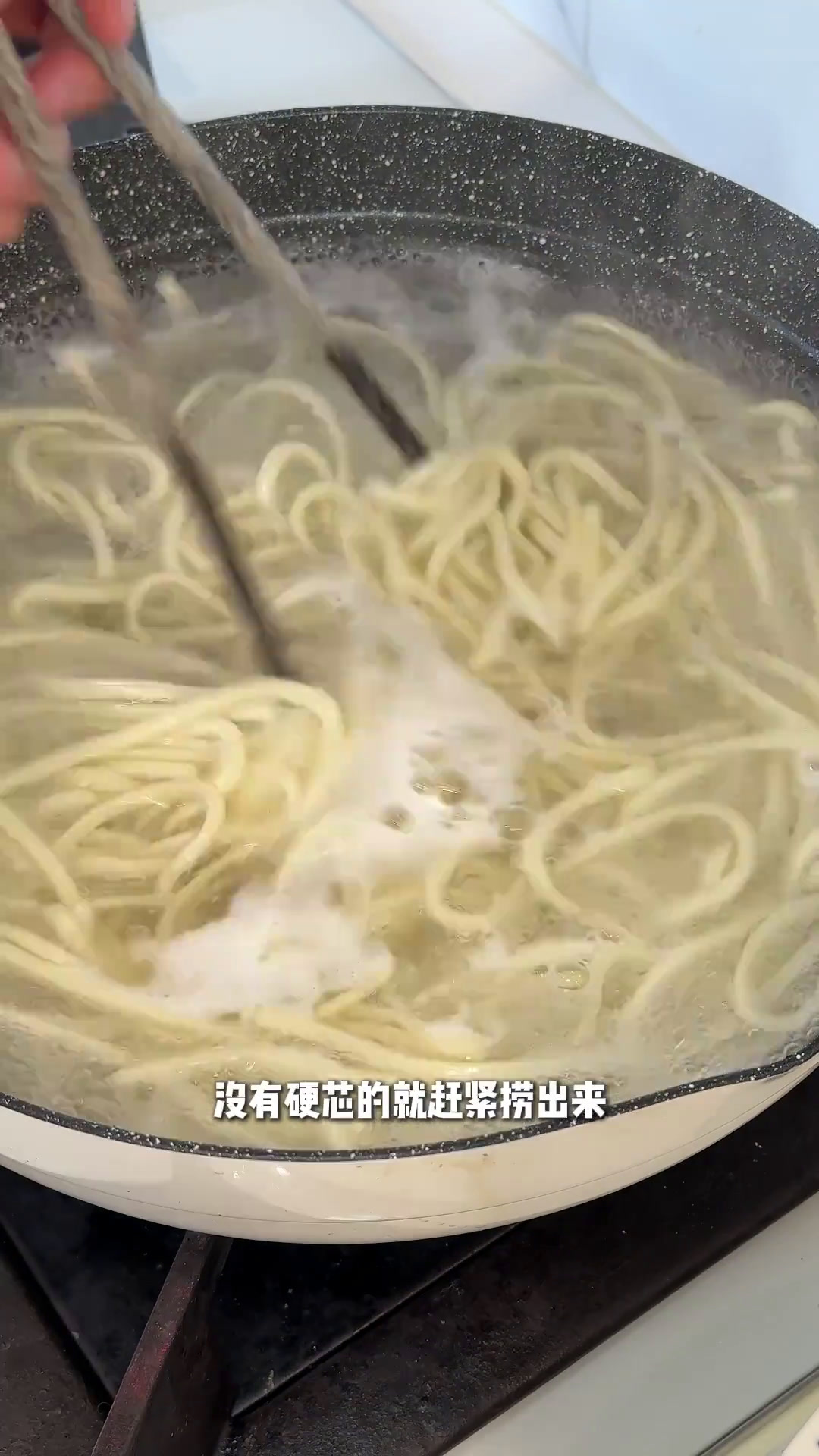 炒鸡好吃又非常简单的双椒鸡腿拌面