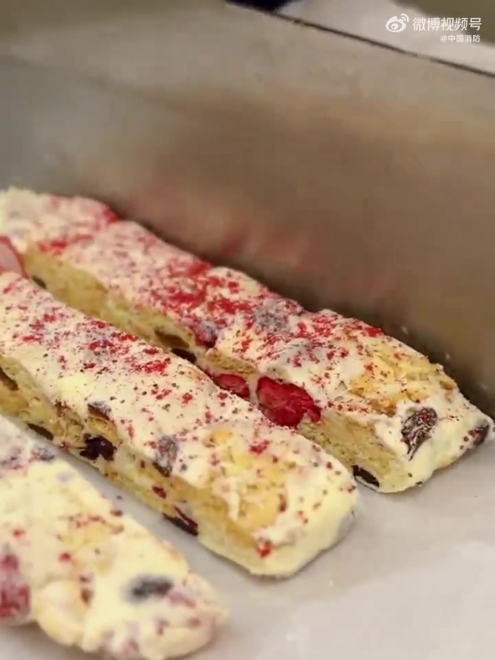经典追剧下午茶、高颜值的“网红”小零食雪花酥,你爱吃吗?甜蜜草莓口味更是可口到爆。蓝姐姐版